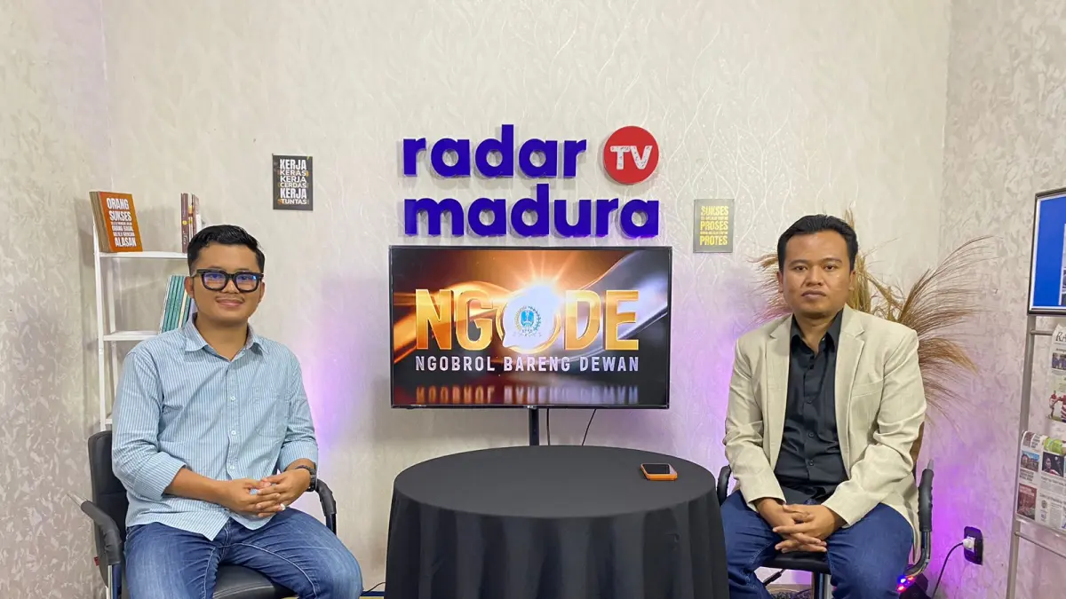 BERINTEGRITAS: Anggota Komisi D DPRD Pemprov Jatim Dapil Madura Nurul Huda saat menjadi pembicara di Podcast Sapa Legislatif Jawa Pos Radar Madura, Senin (20/4).