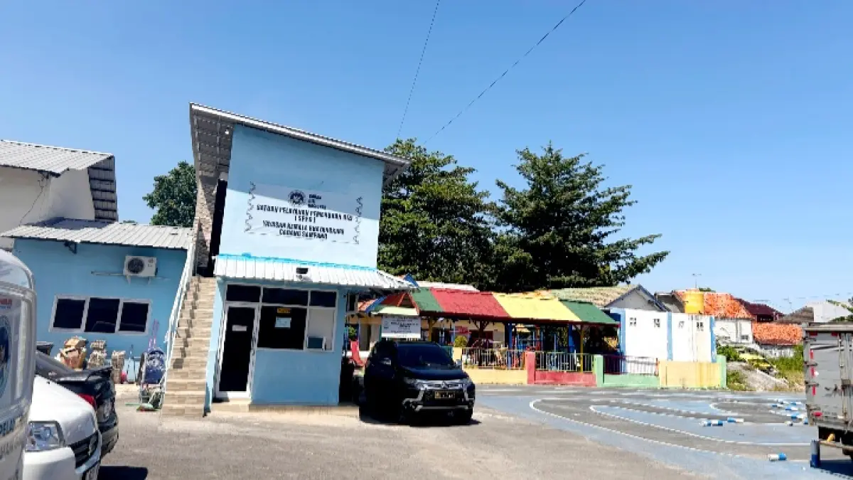 BEROPERASI: Warga sedang berada di sekitar SPPG Kemala Bhayangkari Cabang Sampang Senin (20/4). (UBAIDILLAHIR RA’IE/JPRM)