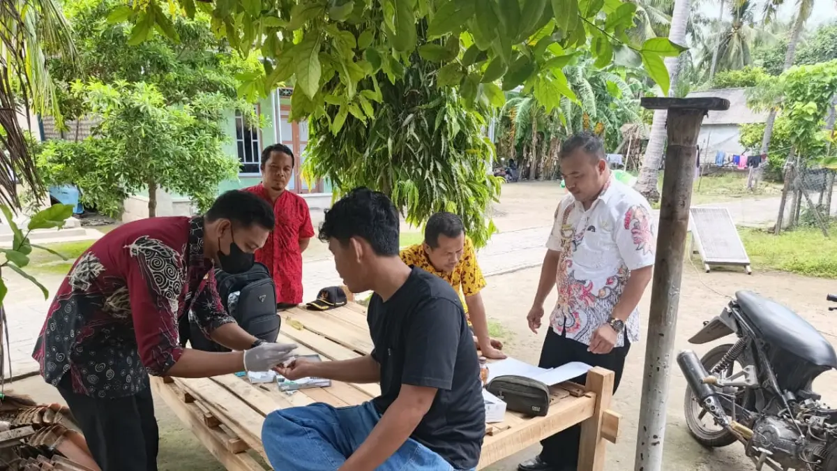 CEGAH: Puskesmas Arjasa, Sumenep melakukan treking kepada masyarakat untuk mencegah penyakit malaria.