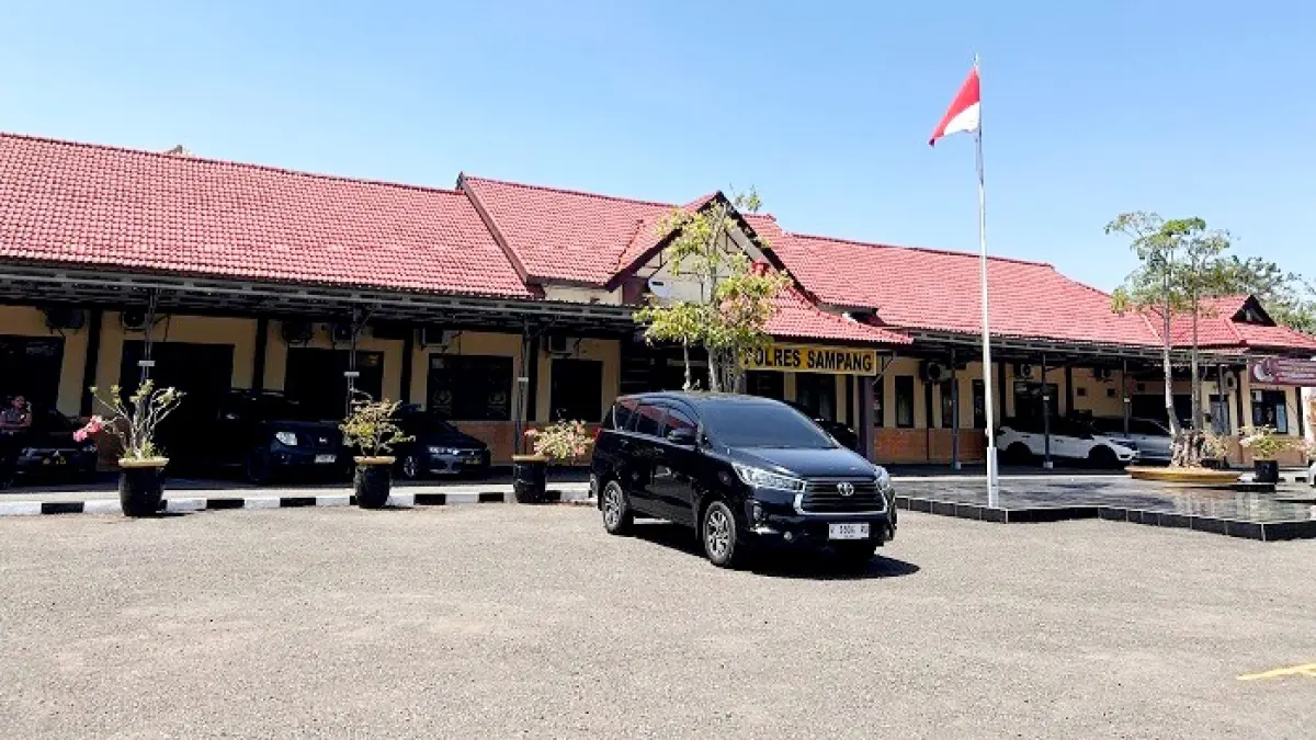 CERAH: Dua kendaraan yang digunakan tim penyidik KPK terparkir di halaman Polres Sampang Senin (20/4). (UBAIDILLAHIR RA’IE/JPRM)