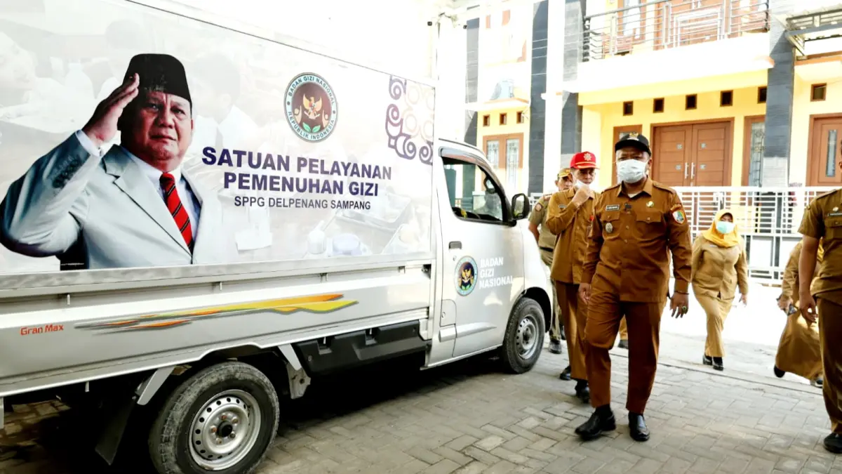 DIAWASI: Ketua Satgas MBG Sampang Ahmad Mahfudz melakukan sidak ke SPPG Dalpenang Senin (20/4). (SATGAS MBG SAMPANG UNTUK JPRM)
