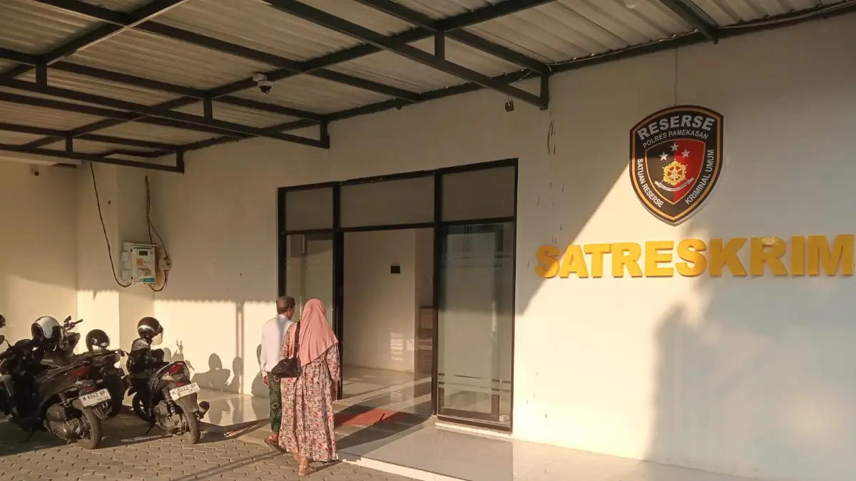 DIDALAMI: Dua saksi korban kasus dugaan penipuan MBG masuk ruang Satreskrim Polres Pamekasan, Minggu (19/4).