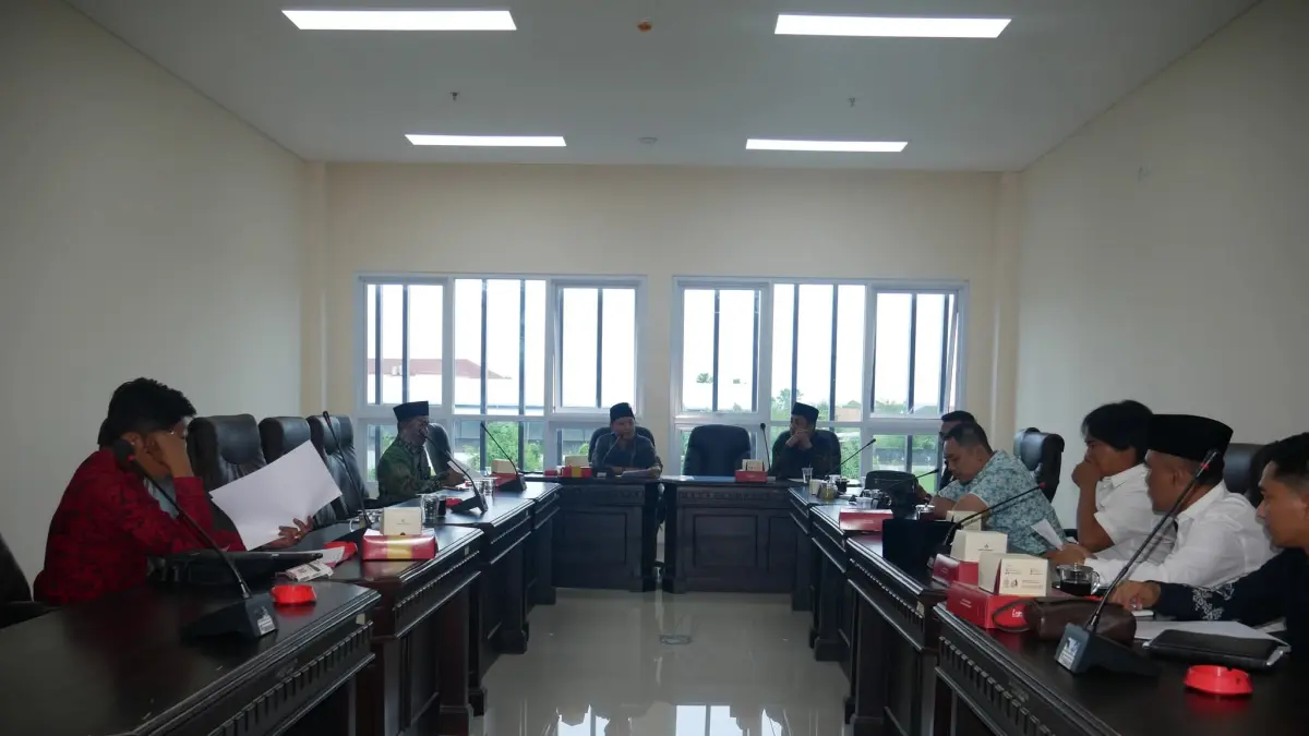FOKUS: Ketua Bapemperda DPRD Sumenep Hosnan saat menggelar rapat di kantor dewan.
