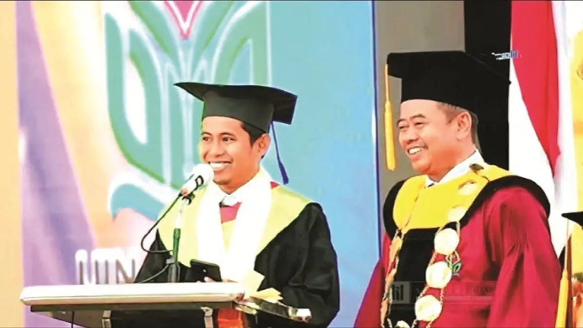 INOVATIF: Wakil Kepala JPRM Biro Pamekasan Moh. Ali Muhsin saat menyampaikan pesan dan motivasi pada prosesi wisuda Magister Ke-23 di UIN Madura, Senin (20/4). (ISTIMEWA)