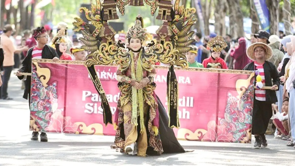 KEBANGGAAN: Aisah Aguilina saat mengenakan pakaian mewah saat menjadi maskot kegiatan Festival Karnaval Simfoni Nusantara Sabilillah 2026, Sabtu (18/4). (IKA TUTRIK OCKTAVIA UNTUK JPRM)