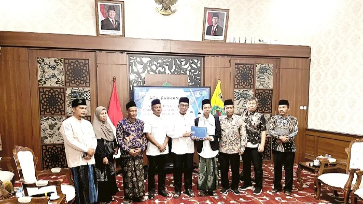 KOMITMEN: Bupati Pamekasan KH. Kholilurrahman memberangkatkan Ahmad Farhan, santri Ponpes Darul Ulum Banyuanyar sebagai delegasi Indonesia pada event 11 Tahun International Qur’an di Turki, Minggu (19/4). (PROKOPIM UNTUK JPRM)