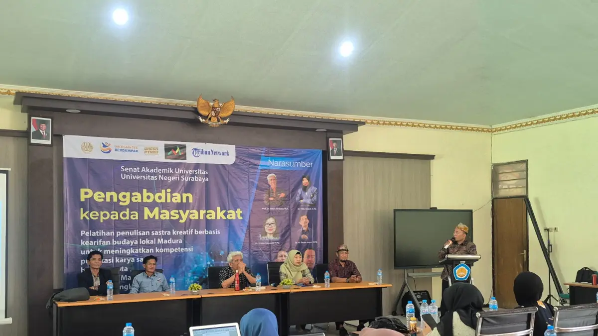 SEMANGAT LITERASI: Dari kiri, M. Shoim Anwar, Arafat Nur, Setya Yuwana, Titik Indarti, dan M. Helmi mengisi Pelatihan Penulisan Sastra Kreatif Berbasis Kearifan Budaya Lokal Madura untuk Meningkatkan Kompetensi Publikasi Karya Sastra bagi Anggota KML di SMKN 1 Bangkalan, Sabtu (18/4).