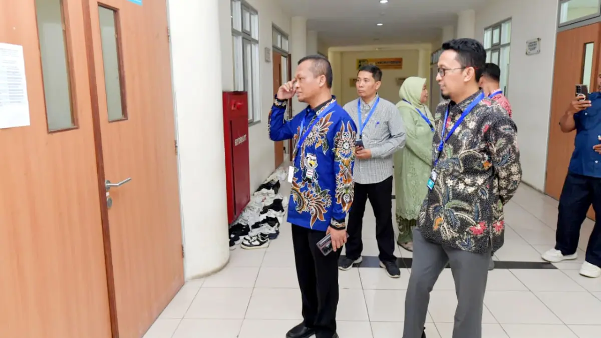 LANCAR: Rektor UTM Prof. Safi’ bersama jajaran memantau langsung pelaksanaan UTBK SNBT Selasa (21/4). (UTM UNTUK JPRM)