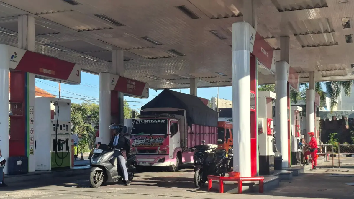LANDAI: Masyarakat usai mengisi BBM di SPBU Pertamina 54.694.01 di Jalan Trunojoyo, Desa Kolor, Kecamatan Kota Sumenep, Senin (20/4).