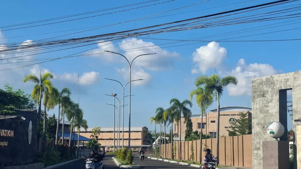 MEGAH: Sejumlah mahasiswa hendak keluar dari Uniba Madura yang terletak di Kecamatan Batuan, Sumenep, Senin (20/4).