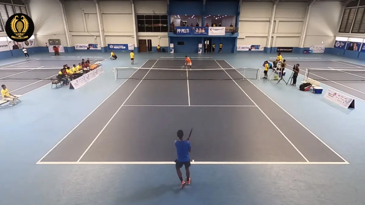 PENUH SEMANGAT: Atlet Pelti Sampang M Gunawan (orange) saat berkomeptisi pada kejuaraan Proliga Master, di GOR PGN DKI Jakarta, (28/12/2025).
