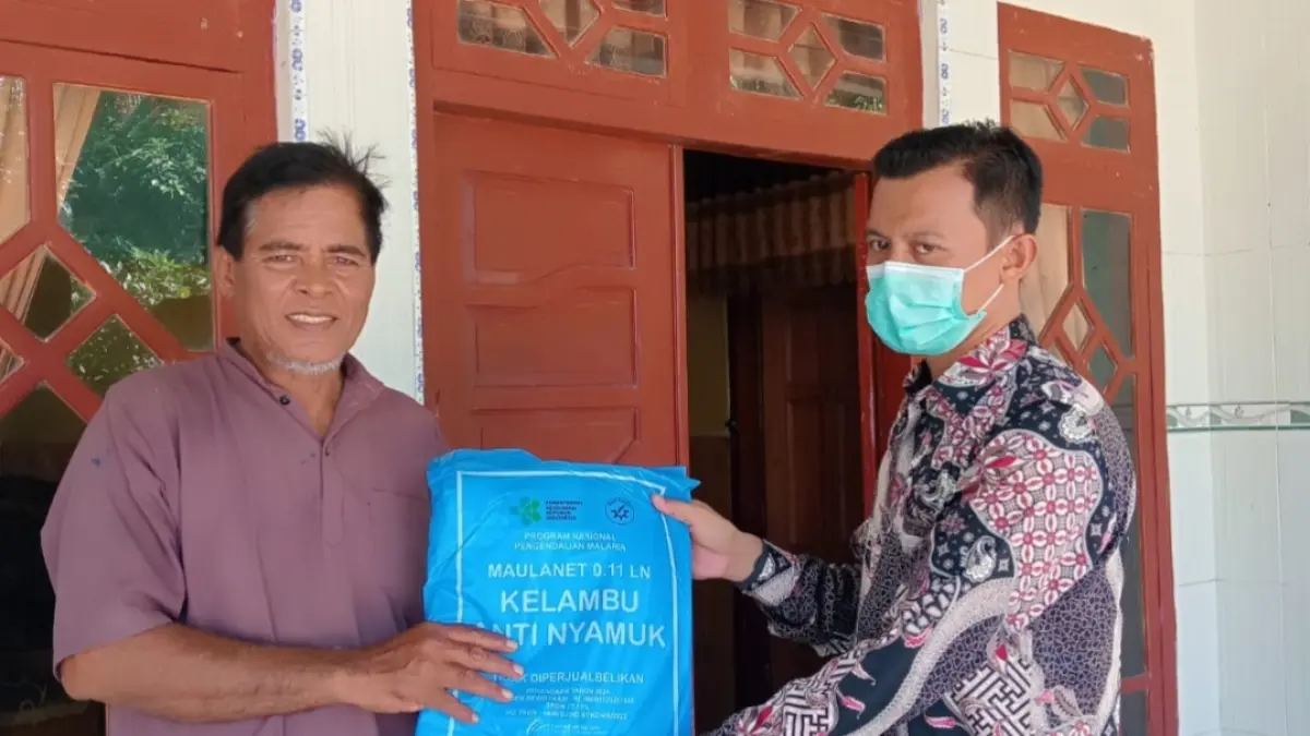 SOLUTIF: Puskes Arjasa, Sumenep memberikan kelambu berinsektisida kepada masyarakat untuk menghindari wabah malaria.
