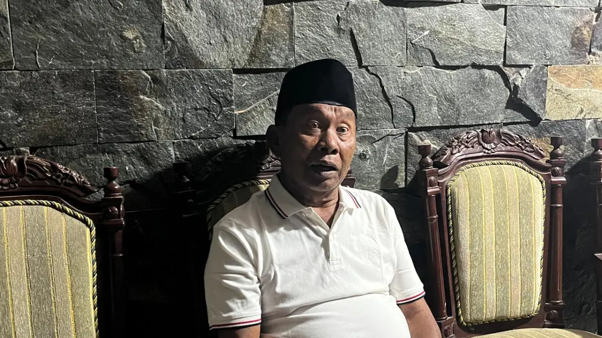 TEGAS: Korban Hariyanto Waluyo memberikan keterangan di rumahnya, Desa Batukerbuy, Kecamatan Pasean, Pamekasan, pada Minggu (19/4) malam.