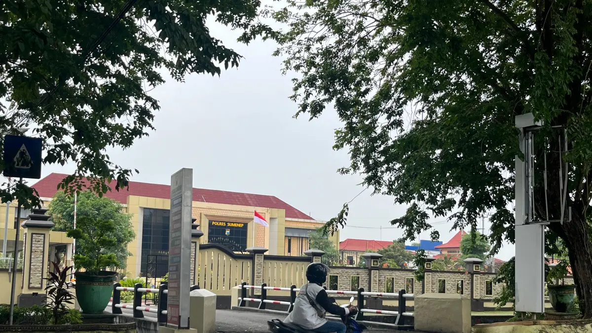 WAJIB LAPOR: Pengendara berada di depan Mapolres Sumenep yang berlokasi di Jalan Urip Sumoharja, Desa Pabian, Kecamatan Kota, Senin (20/4).