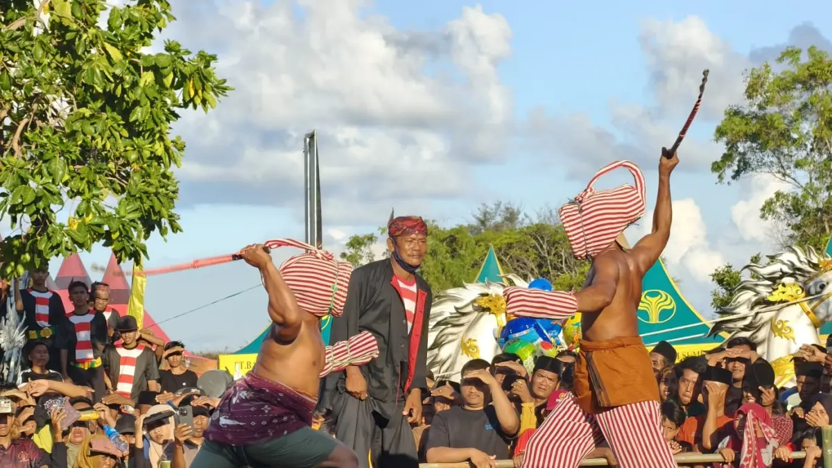 WARISAN LELUHUR: Festival ojung yang terselenggara di Pantai Galung, Desa Juruan Daja, Kecamatan Batuputih, Minggu (12/4).