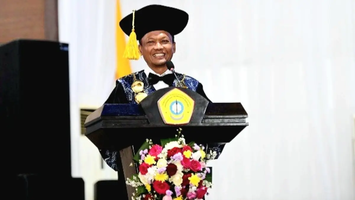 BERSAHAJA: Rektor UTM Prof. Safi’ menyampaikan sambutan dalam pengukuhan guru besar Rabu (22/4). (UTM UNTUK JPRM)