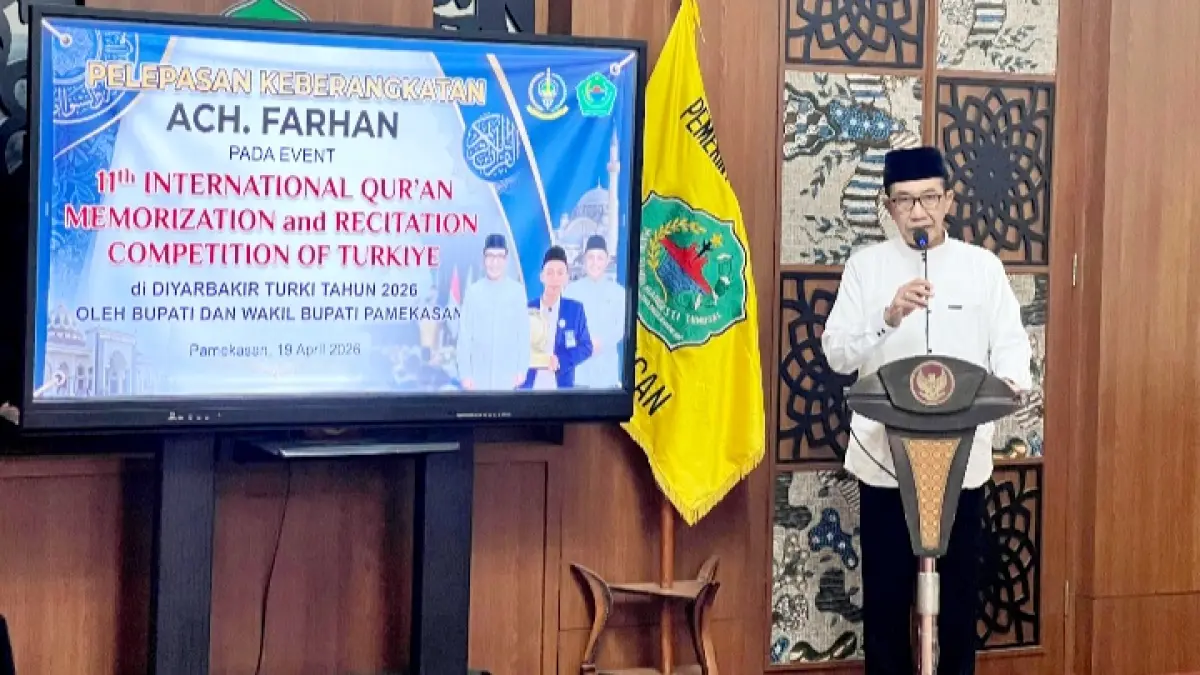 BERWIBAWA: Bupati Pamekasan KH. Kholilurrahman menyampaikan sambutan dalam acara pelepasan Ahmad Farhan sebagai delegasi Indonesia pada Event 11 Tahun International Qur