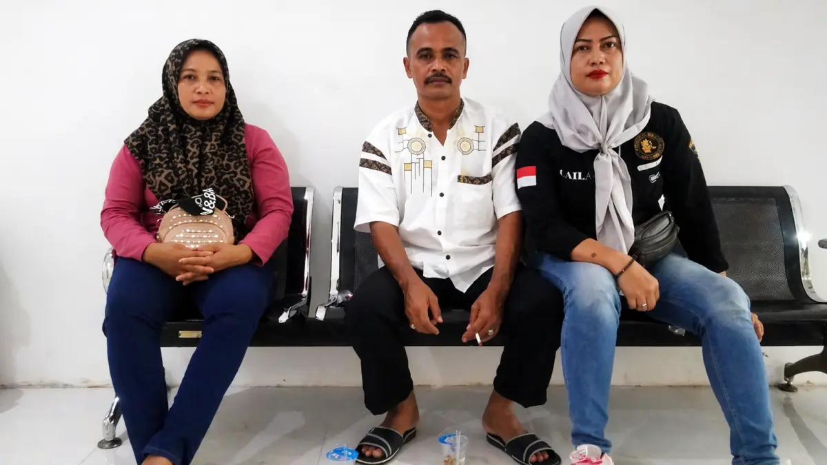CARI KEPASTIAN: Korban Hamilah (kiri) didampingi kerabatnya setelah diperiksa oleh penyidik Satreskrim Polres Pamekasan, Senin (20/4) sore.