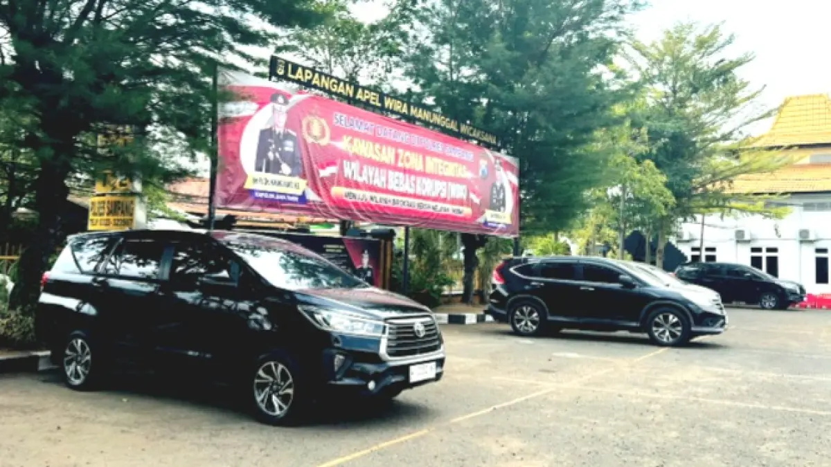 CERAH: Mobil tim penyidik KPK diparkir di halaman Polres Sampang Selasa (21/4). (UBAIDILLAHIR RAIE/JPRM)
