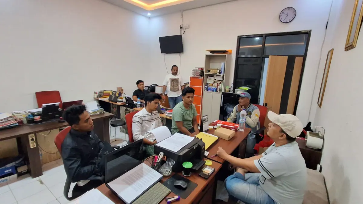 DIPERIKSA: Pelapor Mat Bahri (kemeja putih) berada di ruang penyelidik Satreskrim Polres Pamekasan, Kamis (16/4).