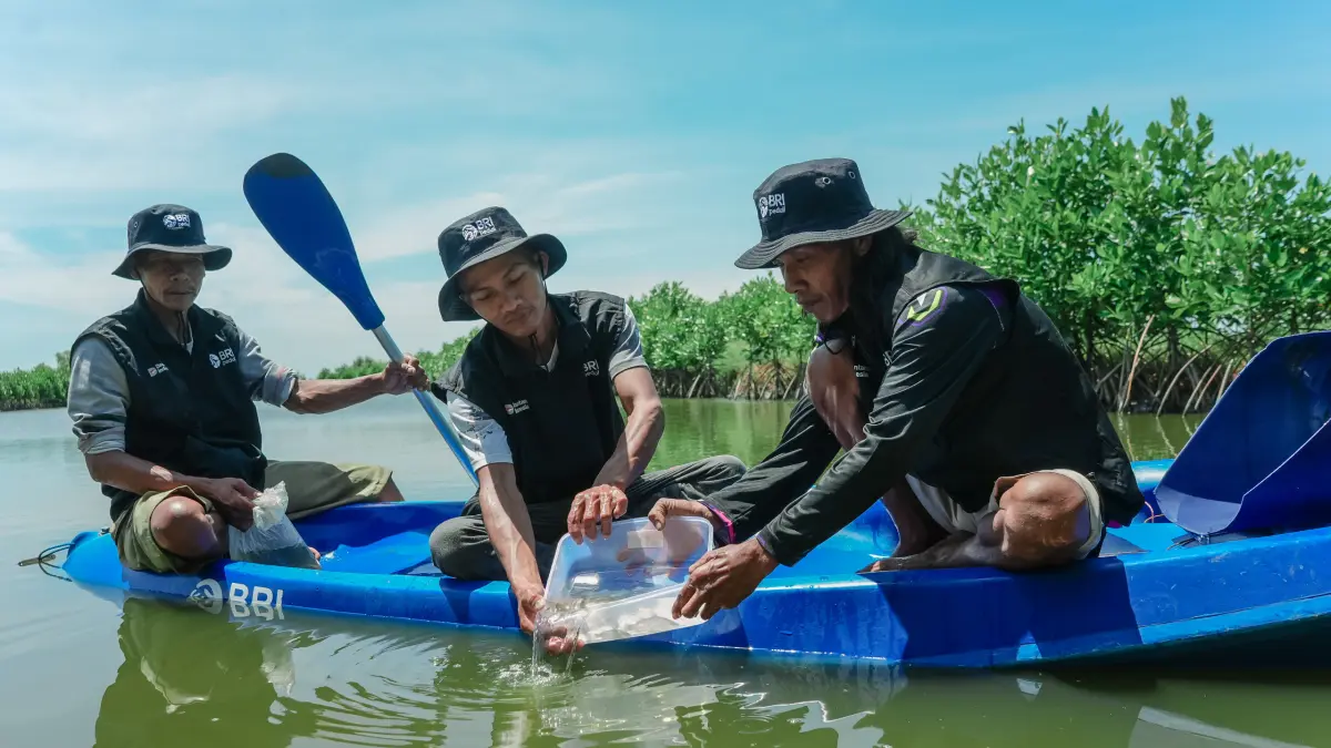 LESTARI: BRI peringati hari bumi dengan melakukan penanaman mangrove di Muara Gembong, Bekasi.
