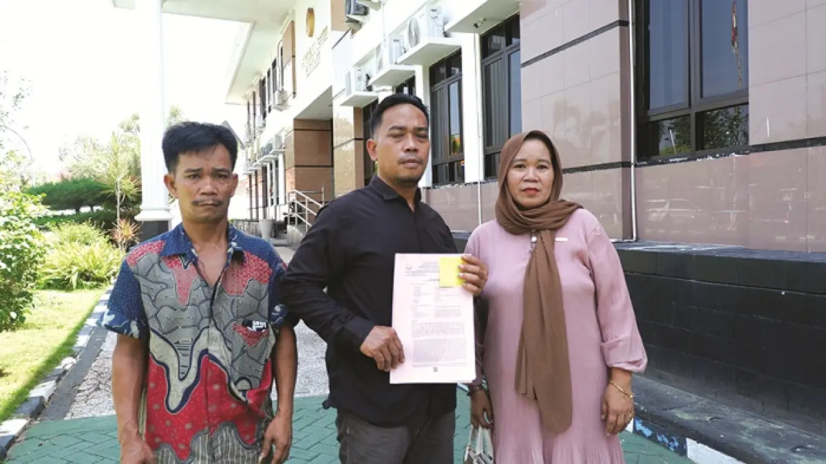 MENCARI KEADILAN: Saksi berinisial R (kanan) dan N (kiri) menghadiri sidang lanjutan kasus pemerkosaan di Pengadilan Negeri Bangkalan Senin (20/4). (VIVIN AGUSTIN HARTONO/JPRM)