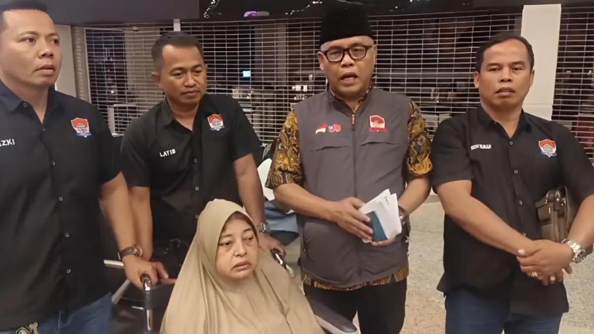 PEDULI: Pengurus MPPM Selangor, Malaysia, mengawal Ibu Fatmawati saat berada di kantor Imigrasi Malaysia.