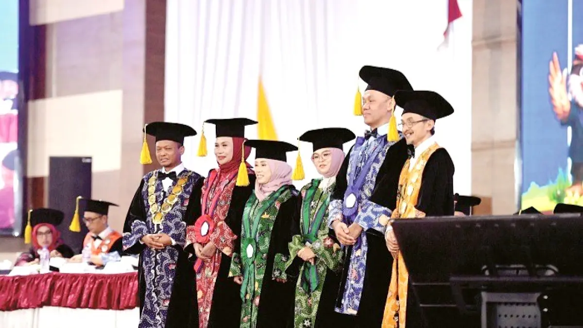 RESMI DIKUKUHKAN: Rektor UTM Prof. Dr. Safi’ berfoto bersama empat gubes yang baru dikukuhkan Rabu (22/4). (UTM UNTUK JPRM)