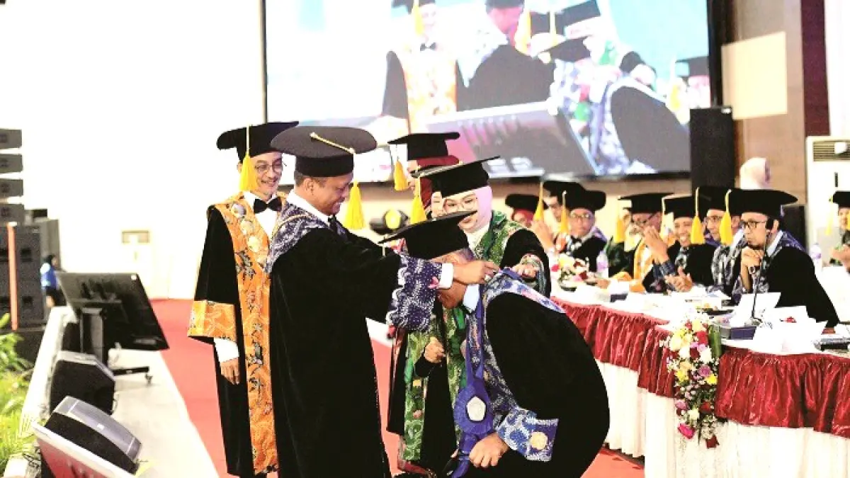 SIAP MENGABDI: Rektor UTM Prof. Safi’ mengukuhkan guru besar di Gedung Pertemuan RP Moch. Noer UTM Rabu (22/4). (UTM UNTUK JPRM)