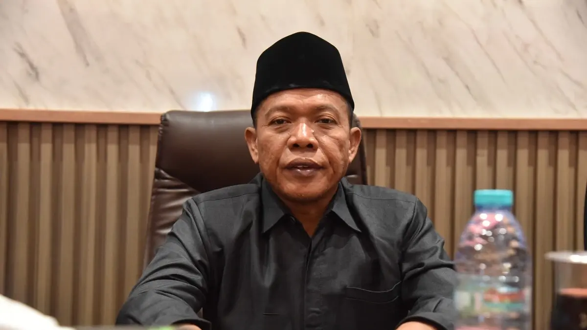 TEGAS: Wakil Ketua DPRD Sumenep Dul Siam saat mengikuti rapat di kantor DPRD Sumenep.