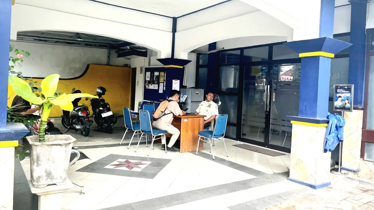 TEMPAT KEJADIAN: Warga berada di Kantor Pelayanan Penyuluhan dan Konsultasi Pajak Sumenep di Jalan Trunojoyo, Desa Kolor, Kecamatan Kota Sumenep, Selasa (21/4). MOH. (IQBAL/JPRM)
