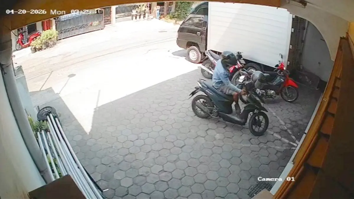 TEREKAM CCTV: Maling sepeda motor saat beraksi di Desa Banyuajuh, Kecamatan Kamal, Bangkalan, Senin (20/4). (ISTIMEWA)