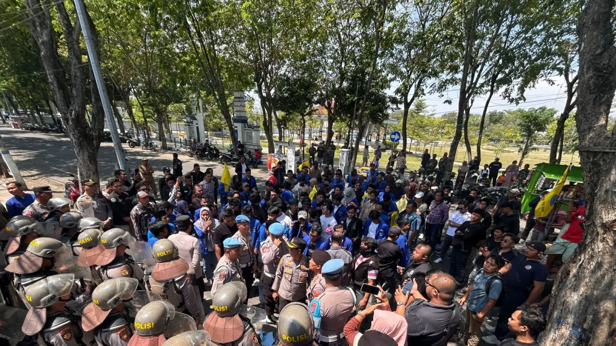 TURUN JALAN: Kader PMII Sampang melakukan aksi demonstrasi di depan kantor DPRD Sampang, Selasa (21/4).