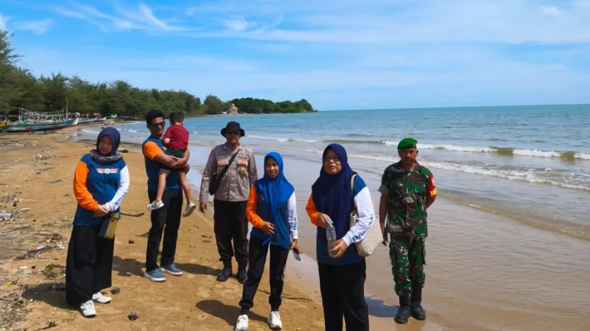 TURUN LAPANGAN: Tim Puskesmas Batuputih bersama perwakilan TNI Polri melakukan pengecekan sampel jentik nyamuk.