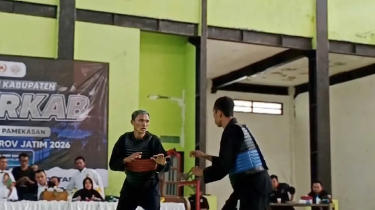 ADU KEMAMPUAN: Atlet pencak silat saat bertarung dalam Kejurkab IPSI Pamekasan di GOR Sahabat Nyalaran, Minggu (12/4).