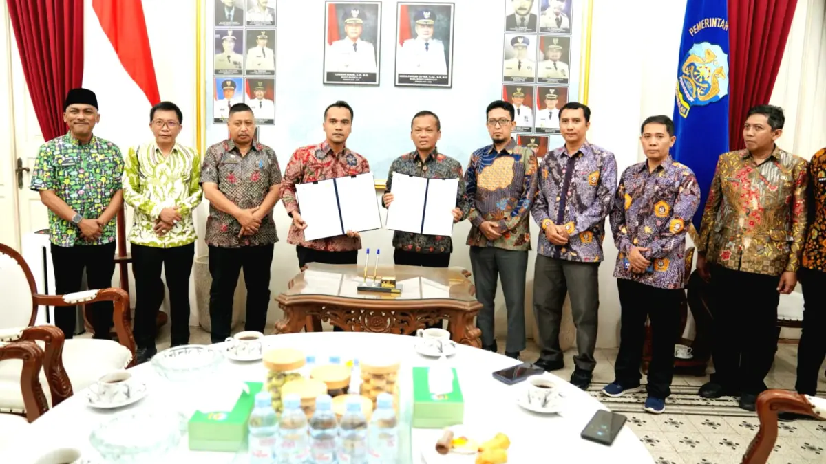 BERMITRA: Bupati Bangkalan Lukman Hakim dan Rektor UTM Prof. Safi