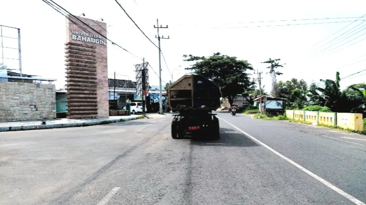 BUTUH PERHATIAN: Kendaraan pengangkut sampah milik DLH Sumenep melintas di depan Uniba Madura, Minggu (29/3). (MOH. LATIF/JPRM)