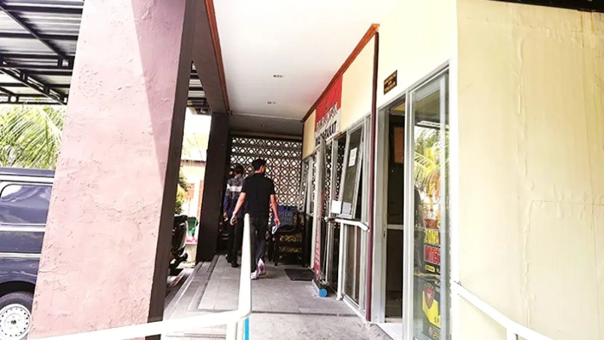 DIDALAMI: Penyidik KPK berada di ruangan SPKT Polres Sampang untuk melakukan pemeriksaan Rabu (22/4). (UBAIDILLAHIR RA’IE/JPRM)