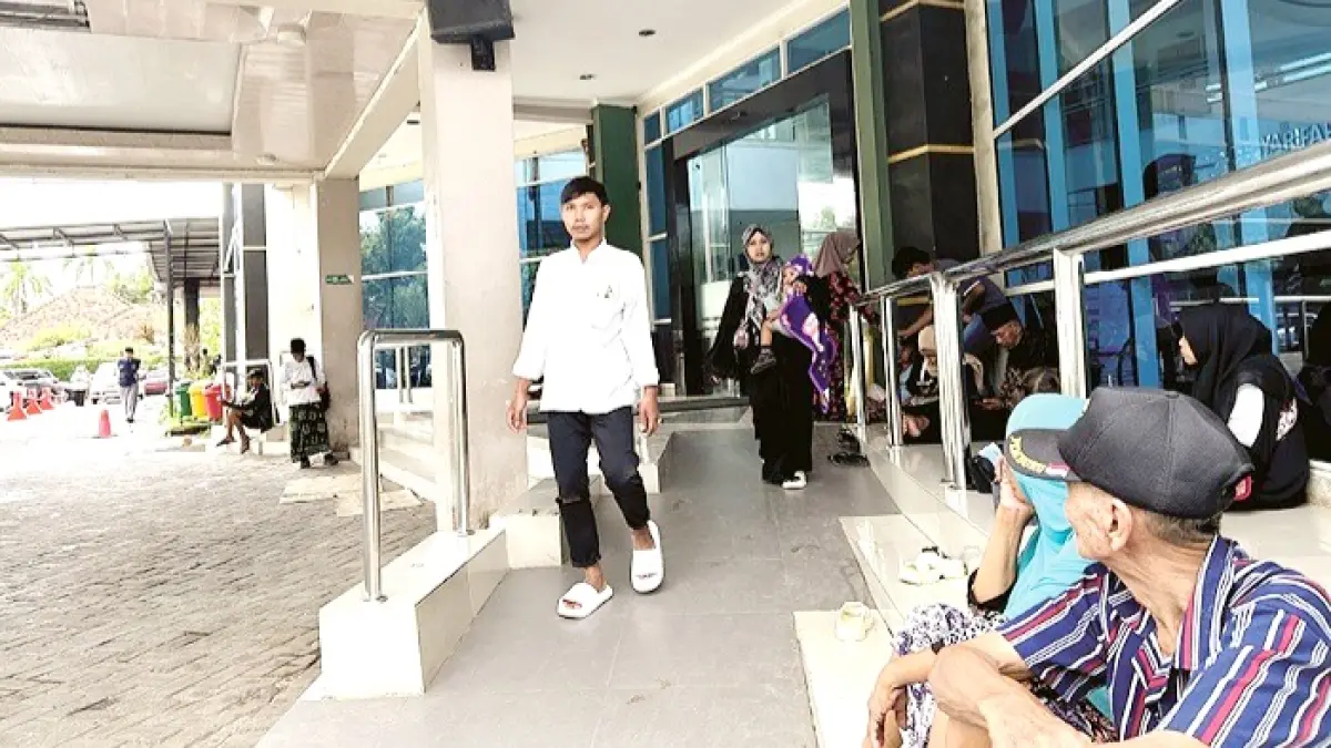 FASKES RUJUKAN: Pengunjung berada di depan ruang lobi RSUD Syamrabu Bangkalan Rabu (22/4). (VIVIN AGUSTIN HARTONO/JPRM)