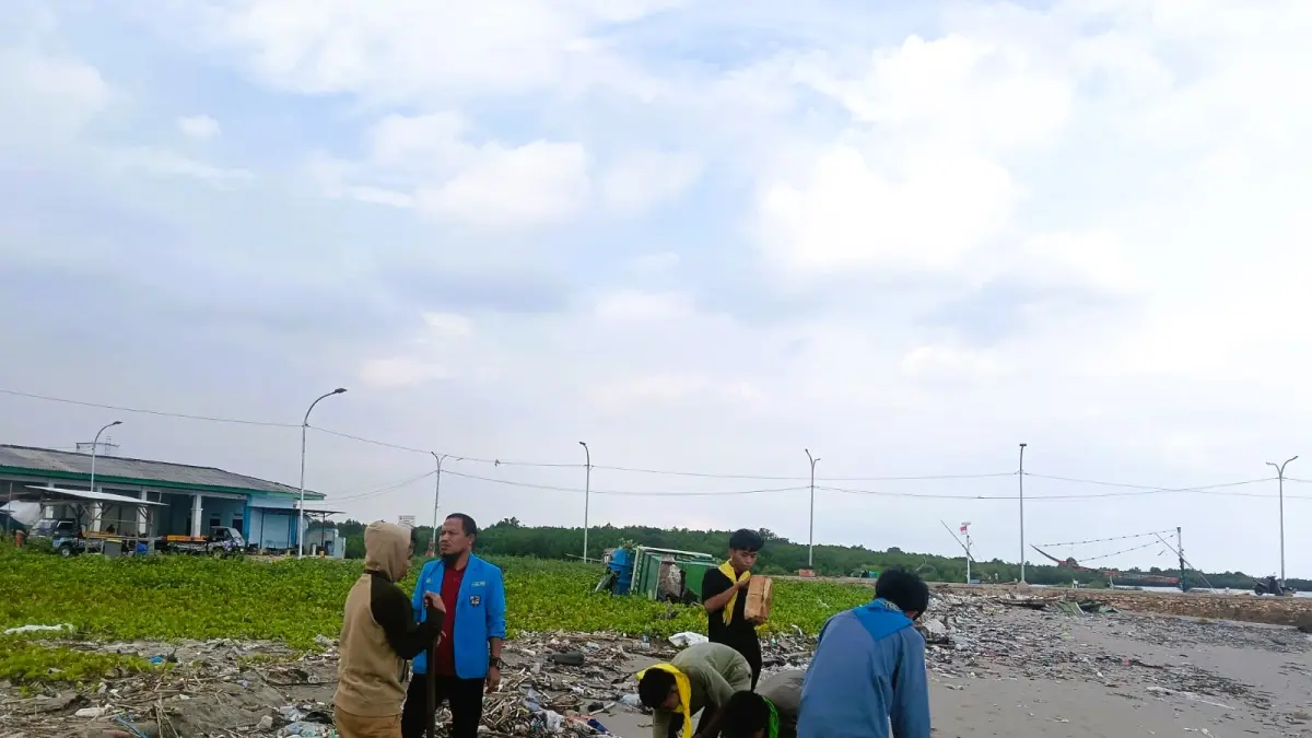 JAGA LINGKUNGAN: Mahasiswa dan aktivis lingkungan membersihkan sampah di sekitar Pelabuhan Branta Pesisir, Kecamatan Tlanakan, Selasa (21/4) sore.