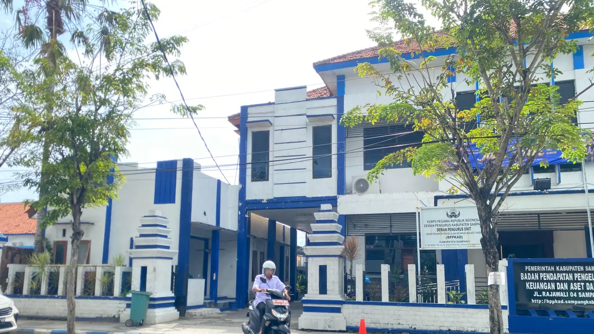 JAM KERJA: Seorang pegawai keluar dari Badan Pendapatan, Pengelolaan Keuangan dan Aset Daerah Sampang, Rabu (22/4).