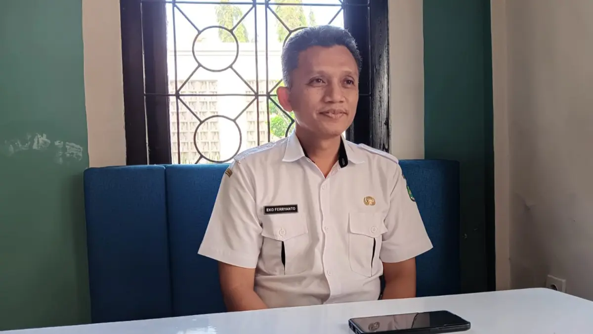 PAPARAN: Kabid Pelatihan dan Produktivitas dan Produktivitas dan Hubungan Industrial Disnaker Sumenep, Eko Ferryanto, saat ditemui di kantornya.