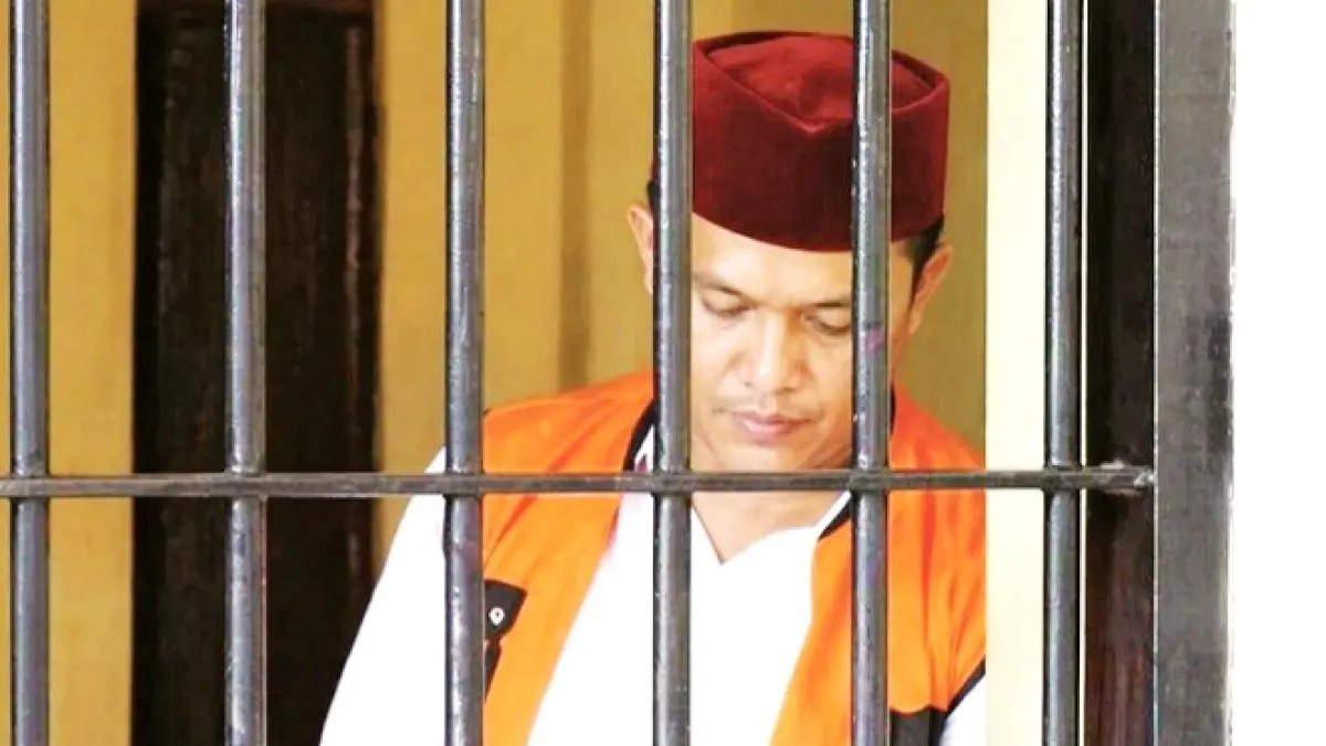 PASRAH: Terdakwa perkara dugaan penipuan berinisial MD berada di ruang tahanan Pengadilan Negeri Pamekasan saat menghadiri sidang Rabu (22/4). (ISTIMEWA)