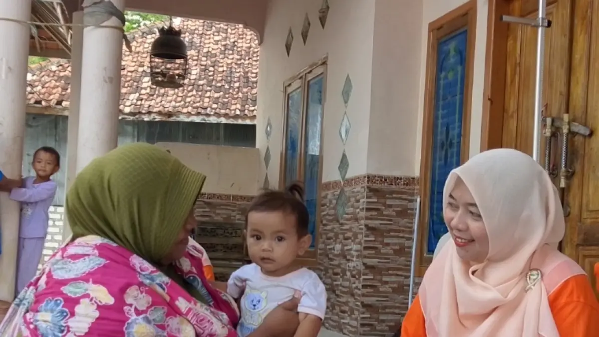 PENDAMPINGAN: Rofiatur Rahma saat mendampingi ibu pascasalin di Desa Bancelok, Kecamatan Jrengik, Jumat (10/4).