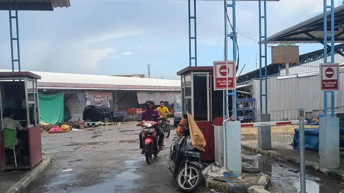 SUMBER PENDAPATAN: Masyarakat keluar dari portal parkir di Pasar Anom Baru Sumenep, Rabu (15/4).&nbsp;