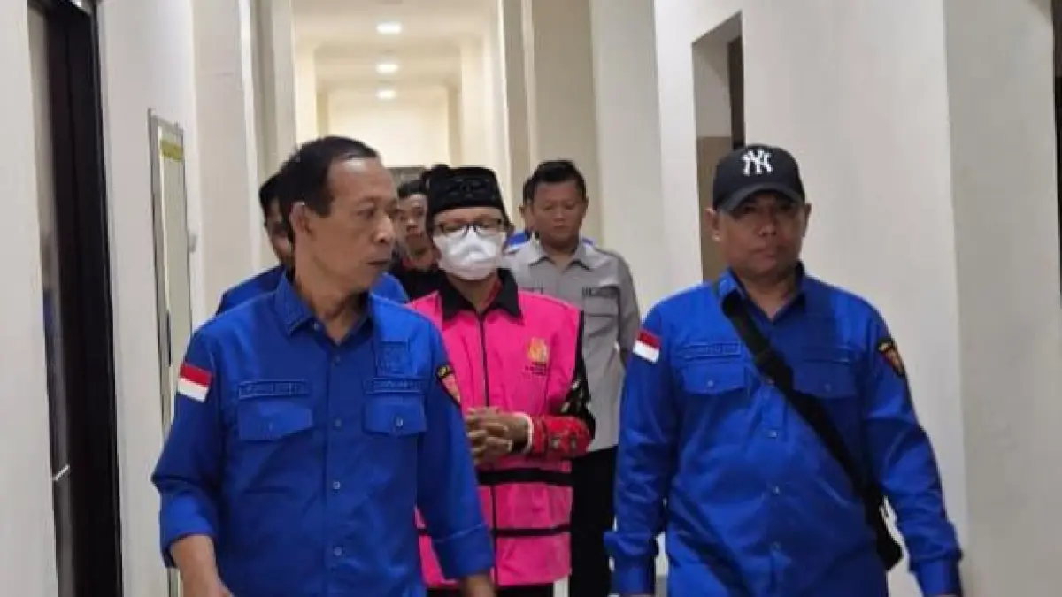 TAK BERKUTIK: Kepala Desa Pragaan Daya Imrah saat ditahan penyidik di kantor Kejaksaan Negeri Sumenep, Kamis (23/4).&nbsp;