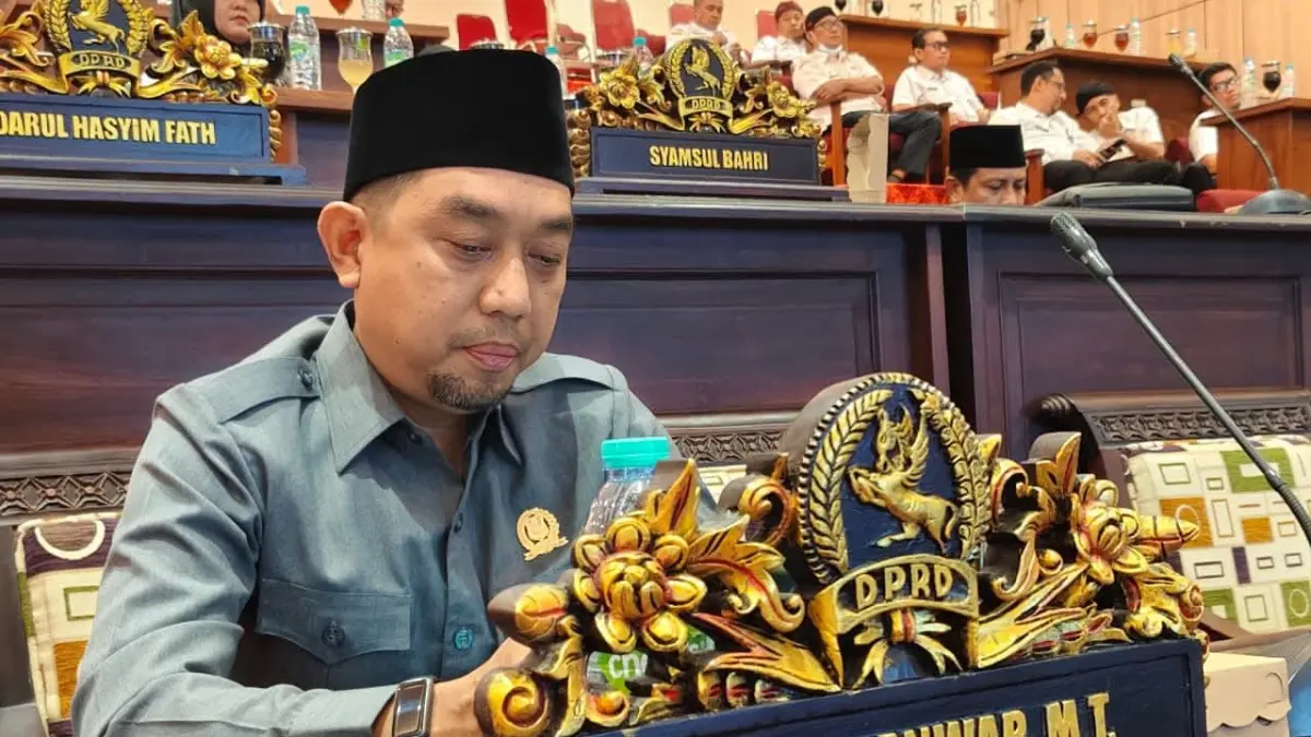 TEGAS: Anggota Komisi I DPRD Sumenep Hairul Anwar saat mengikuti rapat di ruang paripurna DPRD Sumenep.