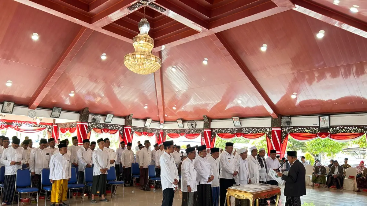 AMANAH BARU: Bupati Sampang Slamet Junaidi dikuhkuhkan sebagai dewan pertimbangan MUI Sampang di Pendopo Trunojoyo, Sampang, kemarin (23/4).