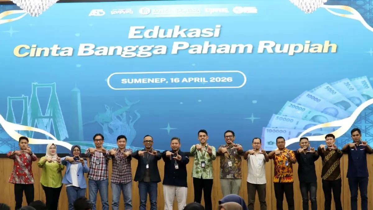 BERJEJER: Head branch BRI Sumenep Ali Topan (jas hitam) foto bersama para tamu undangan saat acara Edukasi Cinta, Bangga, Paham Rupiah di Ballroom Hotel Myze Sumenep