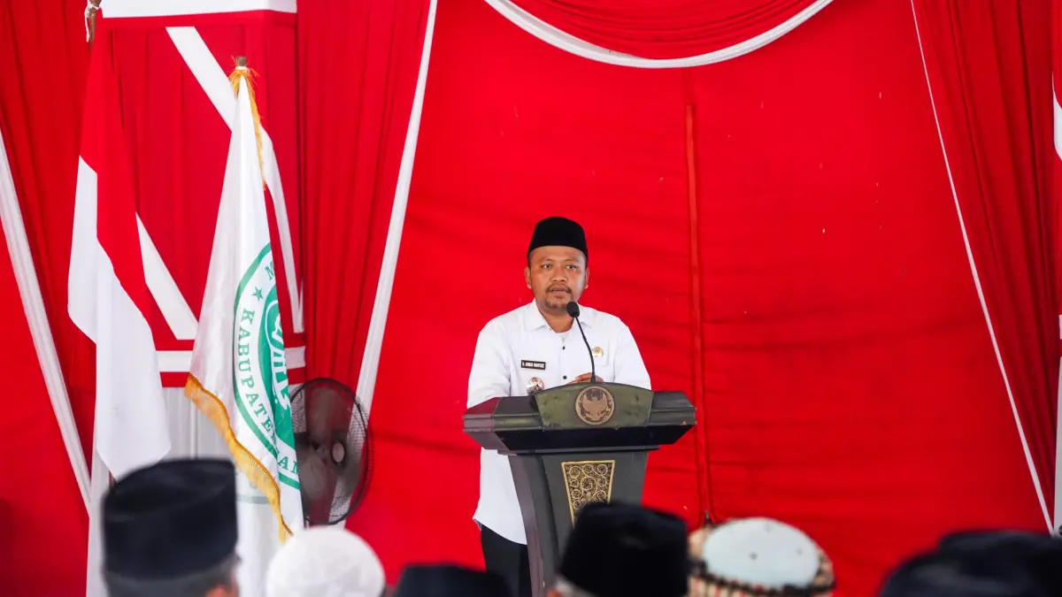 
BERKARISMA: Wabup Sampang Ahmad Mahfudz saat memberikan sambutan mewakili bupati pada kegiatan pengukuhan Dewan Pimpinan MUI Kabupaten Sampang di Pendapa Trunojoyo Sampang, Kamis (23/4).